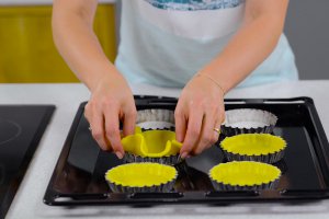 Desert mini tarte cu crema de ciocolata alba si capsuni