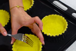 Desert mini tarte cu crema de ciocolata alba si capsuni