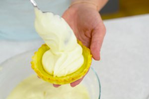 Desert mini tarte cu crema de ciocolata alba si capsuni
