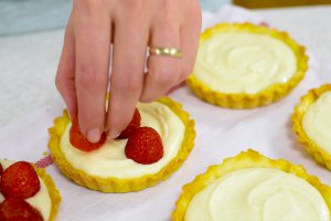 Desert mini tarte cu crema de ciocolata alba si capsuni