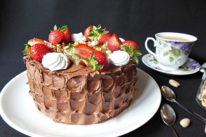 Desert tort cu crema de ciocolata, capsuni si bezele