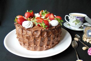 Desert tort cu crema de ciocolata, capsuni si bezele