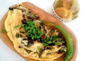 Aperitiv omleta cu ciuperci si ceapa verde