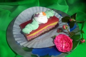 Desert prajitura multicolora cu jeleu de capsuni