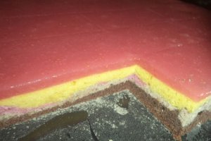 Desert prajitura multicolora cu jeleu de capsuni