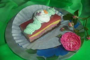 Desert prajitura multicolora cu jeleu de capsuni