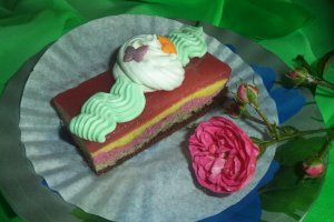 Desert prajitura multicolora cu jeleu de capsuni