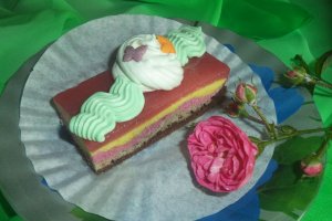 Desert prajitura multicolora cu jeleu de capsuni