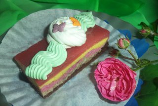 Desert prajitura multicolora cu jeleu de capsuni