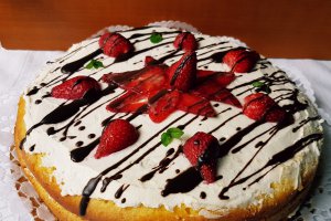 Desert tort cu mascarpone si capsuni