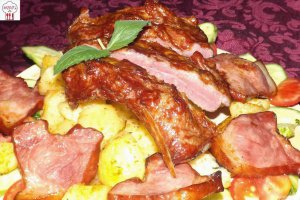 Coasta afumata de porc cu cartofi auriti pentru 2-3 persoane
