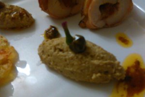 Rulou de pui servit cu galette de cartofi si mousse de ciuperci