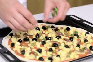 Aluat de pizza rapid si pizza Romana