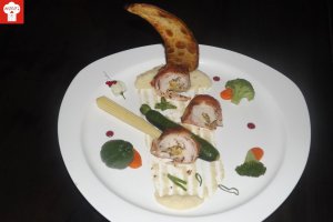 Rulou de pui umplut servit cu legume