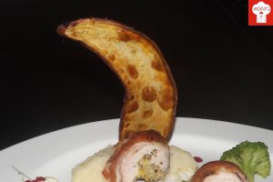 Rulou de pui umplut servit cu legume