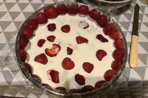 Desert tort de ciocolata si capsuni