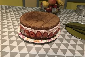 Desert tort de ciocolata si capsuni