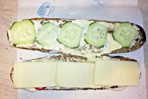 Sandvis cu pastrama de vita