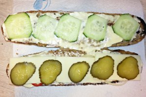 Sandvis cu pastrama de vita