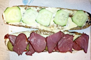 Sandvis cu pastrama de vita