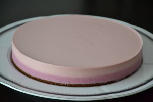 Desert tort cu crema de zmeura si mure