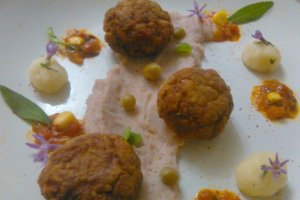 Chiftelute din carne de porc cu piure bicolor