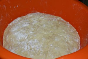 Desert cozonac cu crema de ciocolata, nuca si alune