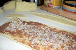Desert cozonac cu crema de ciocolata, nuca si alune