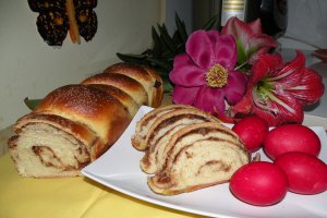 Desert cozonac cu crema de ciocolata, nuca si alune