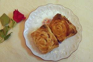 Desert foietaj-trandafirasi cu dulceata de visine