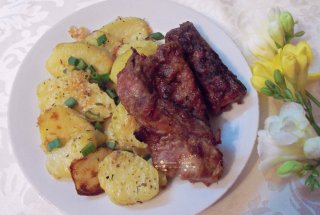 Gratar cu garnitura de cartofi copti
