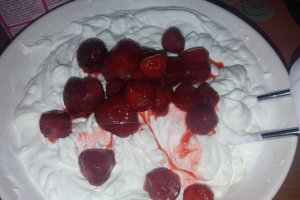Desert tort Primavara cu crema de mascarpone si ciocolata