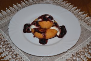 Desert reteta de preparare a papanasilor cu dulceata de cirese negre