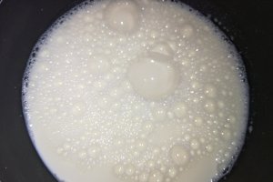 Desert gris cu dulceata de mure si cacao