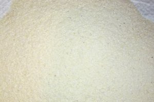 Desert gris cu dulceata de mure si cacao