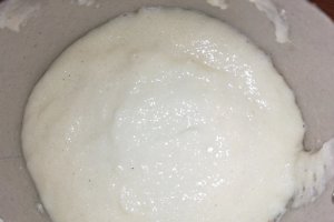Desert gris cu dulceata de mure si cacao