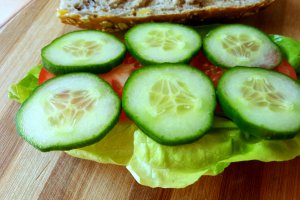 Sandvis cu salam banatean, rosii, castraveti si salata verde
