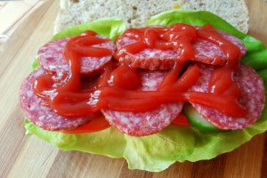 Sandvis cu salam banatean, rosii, castraveti si salata verde