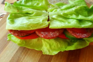 Sandvis cu salam banatean, rosii, castraveti si salata verde