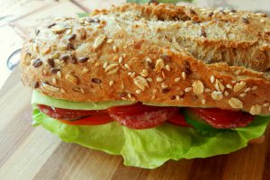 Sandvis cu salam banatean, rosii, castraveti si salata verde