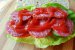 Sandvis cu salam banatean, rosii, castraveti si salata verde-1