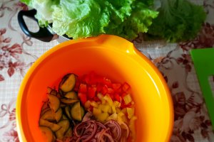 Salata de cruditati cu carne de pui