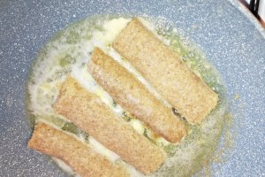 Desert friganele dulci cu aroma de portocale si gem de caise