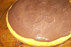 Desert tarta cu budinca de ciocolata si capsuni