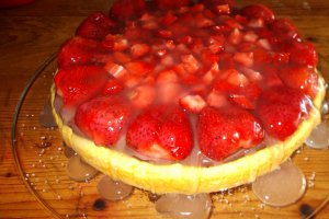Desert tarta cu budinca de ciocolata si capsuni