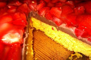 Desert tarta cu budinca de ciocolata si capsuni