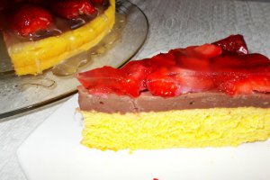 Desert tarta cu budinca de ciocolata si capsuni