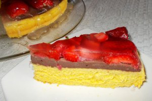 Desert tarta cu budinca de ciocolata si capsuni