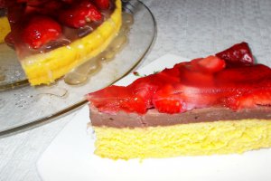 Desert tarta cu budinca de ciocolata si capsuni