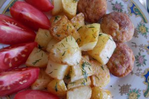 Chiftelute din piept de pui, cu cartofi noi